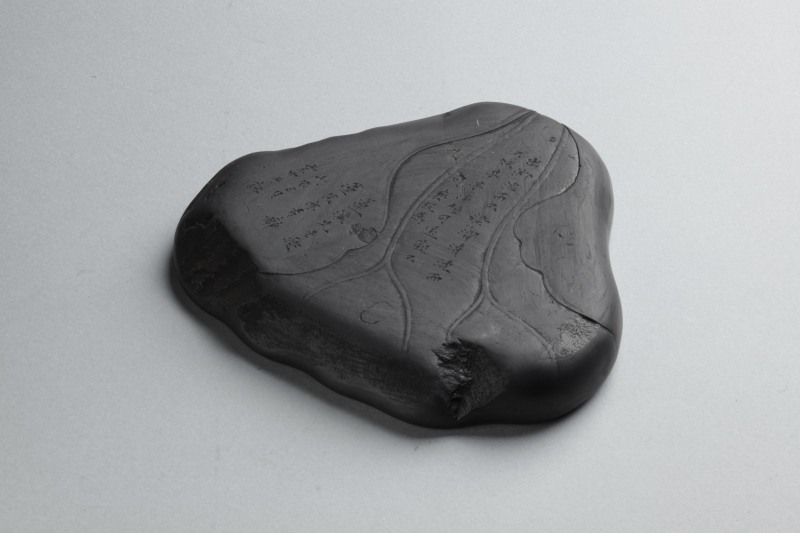 lot 2011　明代 雲中銘 荷叶老坑端硯　JPY 200,000